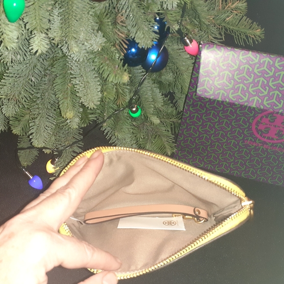 BRAND NEW Tory Burch Statement Logo Wristlet - Picture 6 of 8